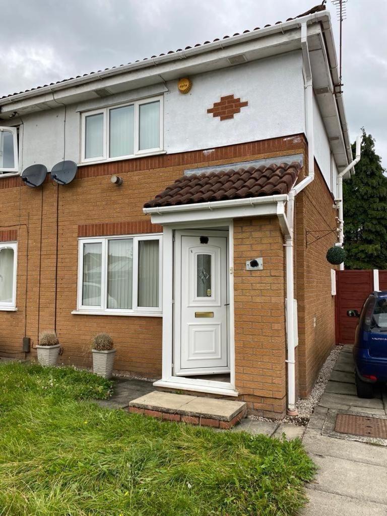 Villa Newly Renovated House Near Trafford Centre Manchester Esterno foto