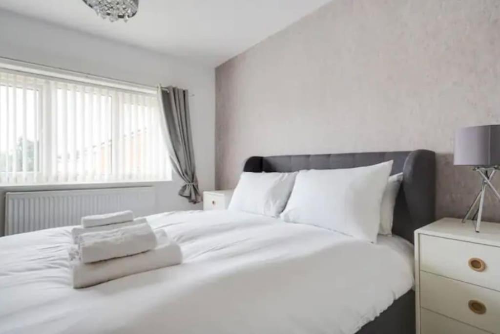 Villa Newly Renovated House Near Trafford Centre Manchester Esterno foto