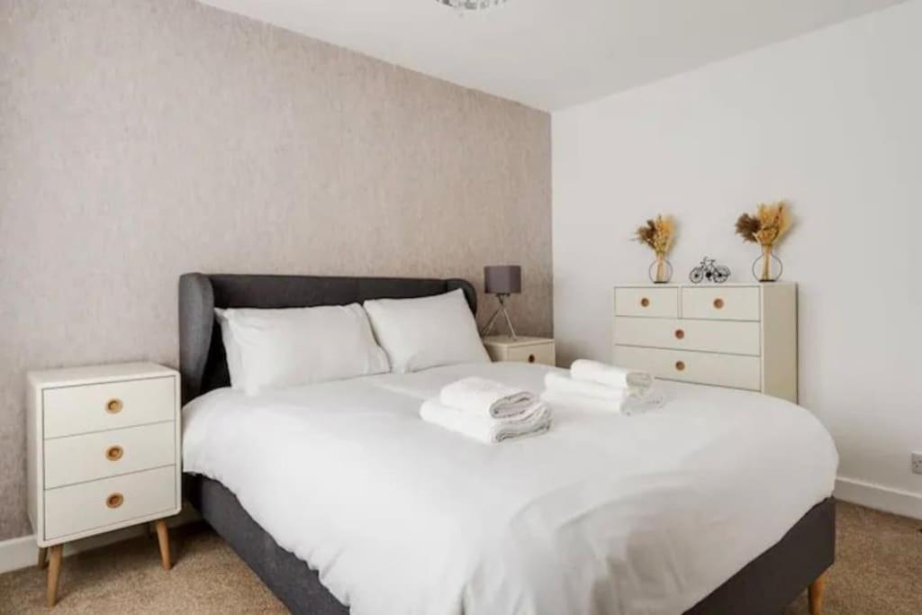Villa Newly Renovated House Near Trafford Centre Manchester Esterno foto