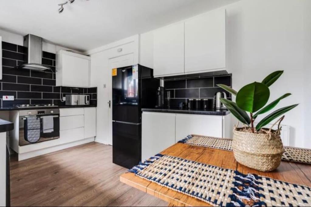 Villa Newly Renovated House Near Trafford Centre Manchester Esterno foto