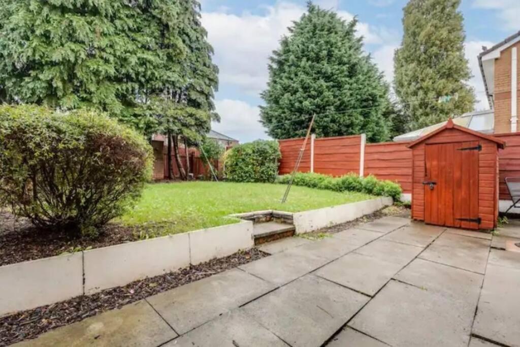 Villa Newly Renovated House Near Trafford Centre Manchester Esterno foto