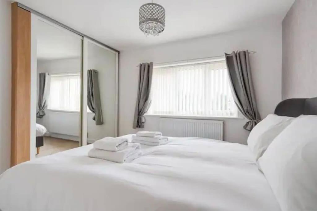 Villa Newly Renovated House Near Trafford Centre Manchester Esterno foto