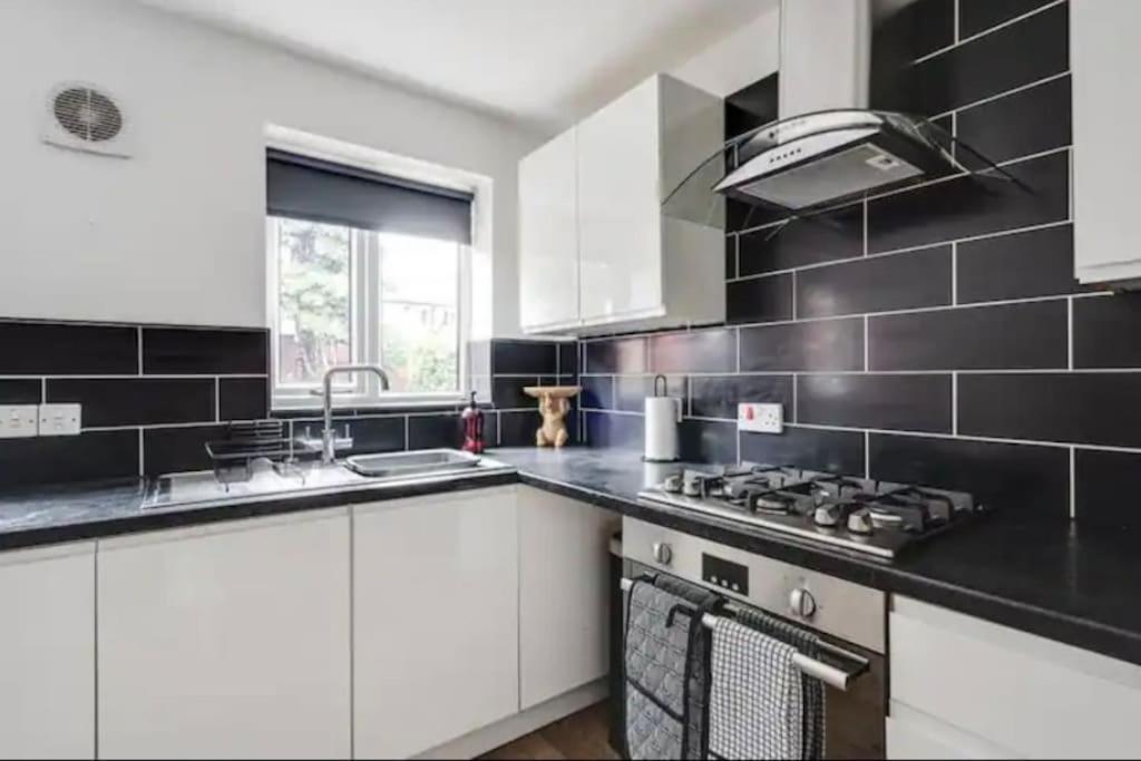 Villa Newly Renovated House Near Trafford Centre Manchester Esterno foto