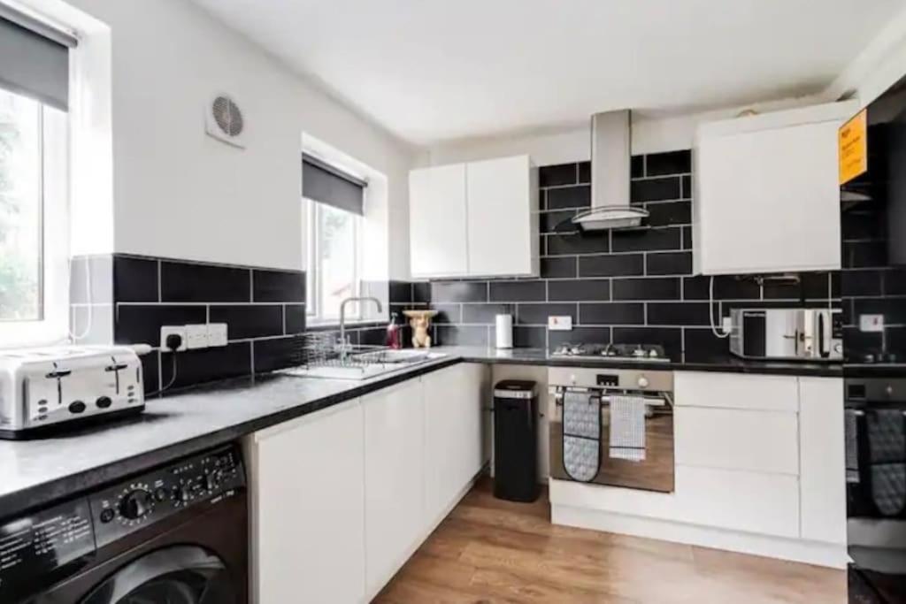Villa Newly Renovated House Near Trafford Centre Manchester Esterno foto