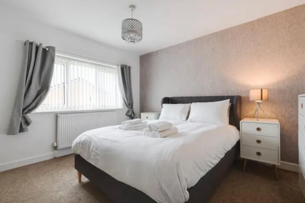 Villa Newly Renovated House Near Trafford Centre Manchester Esterno foto